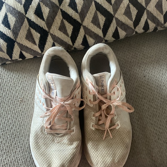 I am so Nike women’s size shoes, size 8 Good condition. - Picture 5 of 5